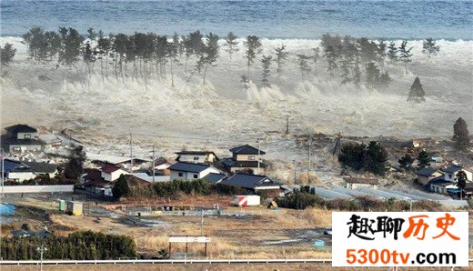 历史上最恐怖的十大的海啸,9.2级地震引发强海啸（近30万人丧生）