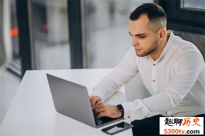 为人有野心的面相有哪些特征（眉毛上扬）