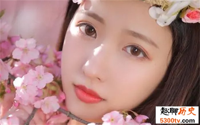 女人嘴唇上翘好不好（人缘好）