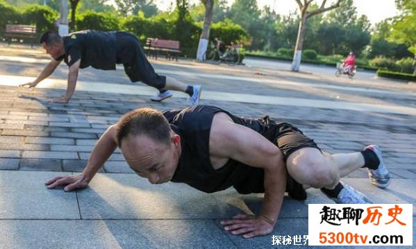 老人扎堆鳄鱼爬 医生：坏处多于好处 对身体产生的危害