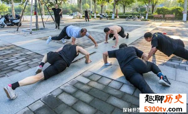 老人扎堆鳄鱼爬 医生：坏处多于好处 对身体产生的危害