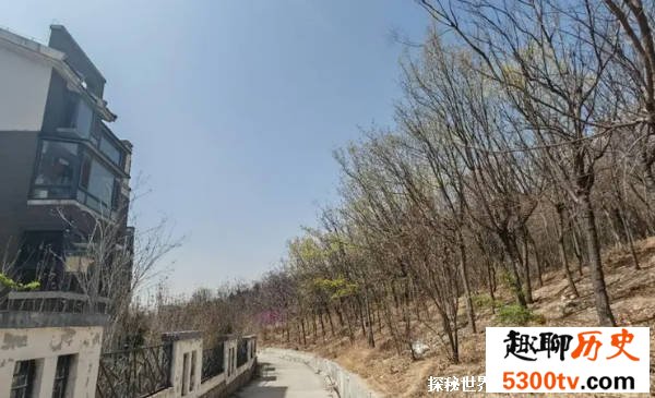 小区旁新修4座坟 数百业主心慌慌 建坟位置的重要性