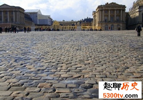 世界上最大的宫殿是法国的凡尔赛宫（竟不是故宫）
