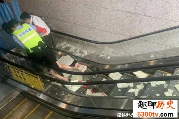 重庆地铁站口石砖脱落砸中孕妇 如何看待地铁安全问题