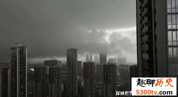 深圳天空一秒变黑 暴雨红色预警