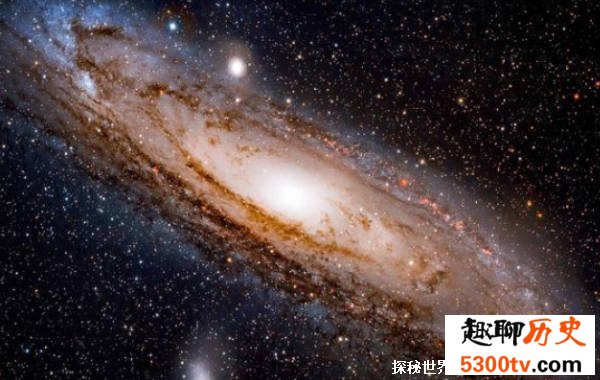 光速穿越银河系需要多长时间（20万年）