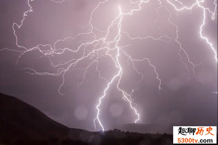 为什么台风天下雨很少有打雷