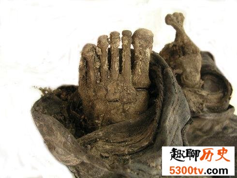 2008年的龙袍干尸，透露出的信息竟然是康熙盛世的钥匙