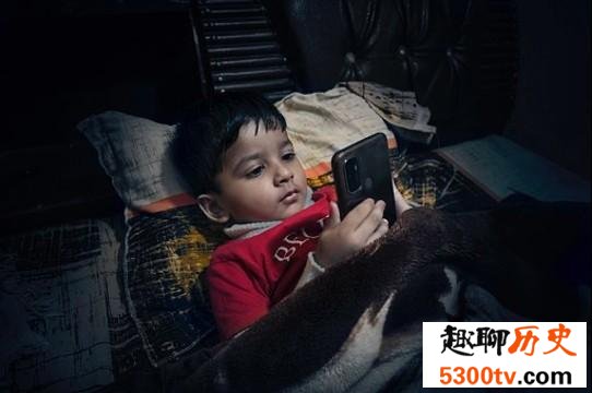 侧躺着玩手机危害大 使用手机的正确姿势是什么