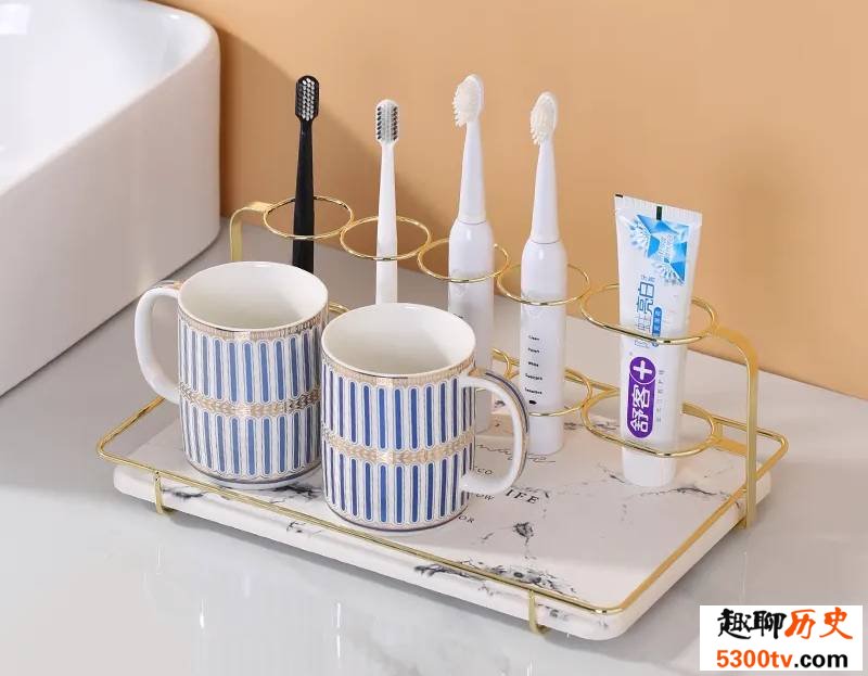 牙刷应放到远离卫生间的位置