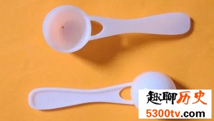 奶粉勺底部的小洞是干什么用的