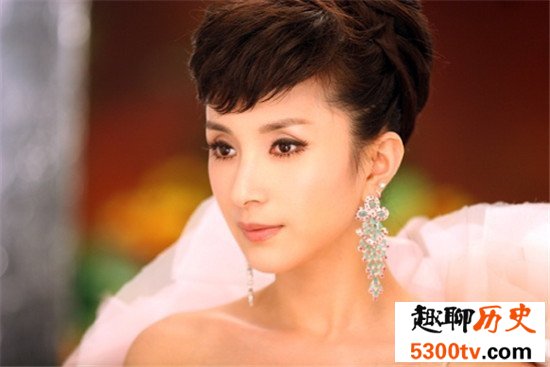 著名内地女歌手汤灿，为你呈现精彩的一生