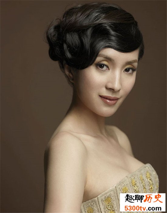 著名内地女歌手汤灿，为你呈现精彩的一生
