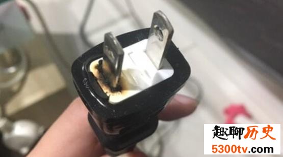 电器插头冒出闪电火花还能继续用吗