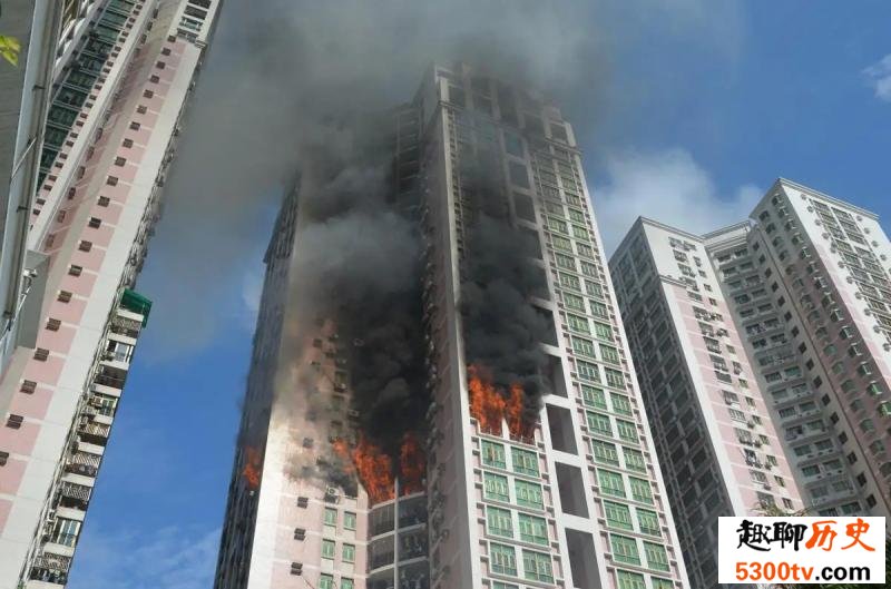 高楼失火后应该往上跑还是往下跑