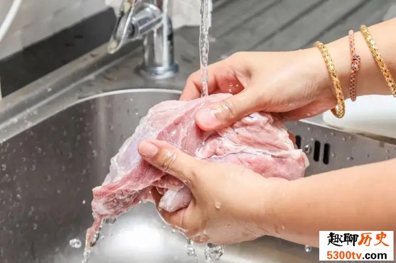 生肉不能在水龙头下冲洗