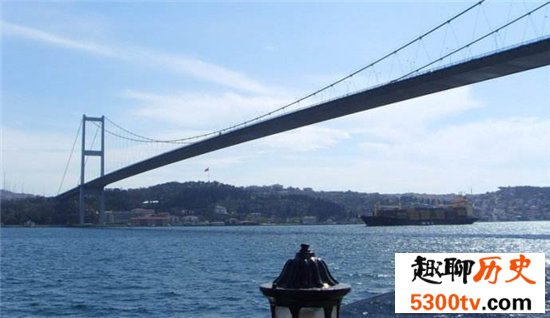博斯普鲁斯海峡大桥共有三座，远处看像条金黄色的龙