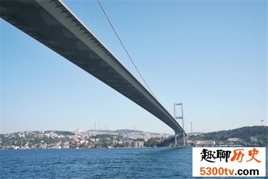 博斯普鲁斯海峡大桥共有三座，远处看像条金黄色的龙