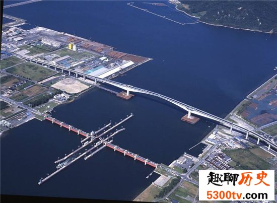 日本江岛大桥以陡峭闻名，像过山车一样恐怖的大桥
