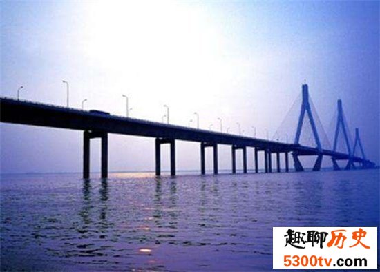 日本江岛大桥以陡峭闻名，像过山车一样恐怖的大桥