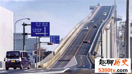 日本江岛大桥以陡峭闻名，像过山车一样恐怖的大桥