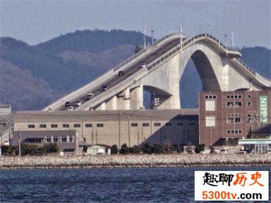 日本江岛大桥以陡峭闻名，像过山车一样恐怖的大桥