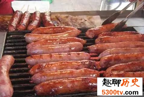 街边2块钱一根的烤肠 里面究竟是什么肉？到底能不能吃？