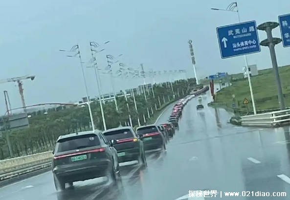 理想广东汕头车友聚会多车追尾5辆受损，车企：雨天路滑车距近