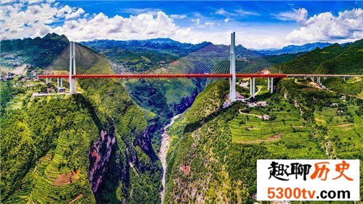 世界最高桥梁，北盘江大桥高565米（相当于200层楼）