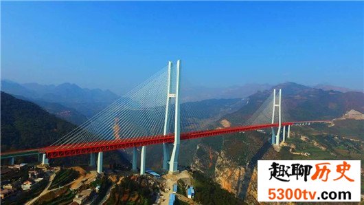 世界最高桥梁，北盘江大桥高565米（相当于200层楼）