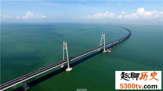 世界最高桥梁，北盘江大桥高565米（相当于200层楼）