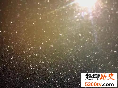 为什么当阳光照射时才能看到室内漂浮的灰尘