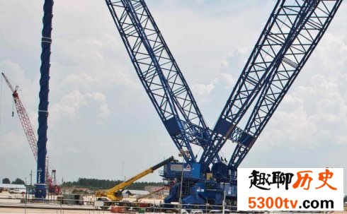 世界上最大的吊车，起重达7500吨(直接吊起房子)