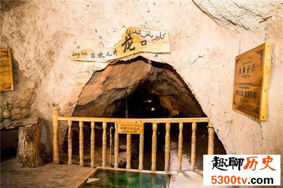 坎儿井象征古人的智慧，让沙漠地区人民喝上水