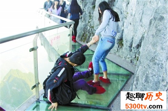 白石山玻璃栈道 国内最宽海拔最高的玻璃栈道你要不要体验一下