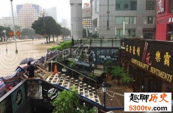 福州最牛抗洪餐厅，全街被淹仅一家完好(孤独看海)